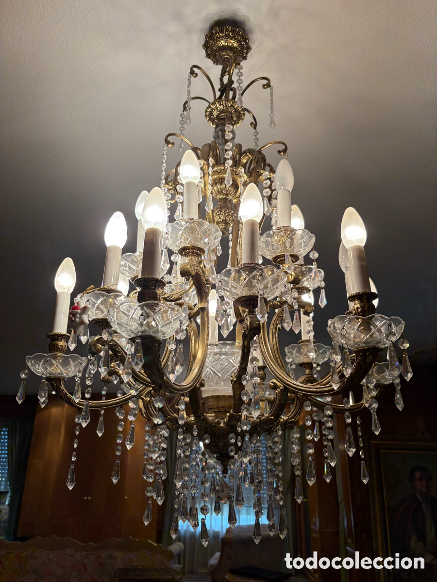 Antig&uuml;edades: Gran l&aacute;mpara de techo de bronce y cristal tallado &ndash; 18 luces &ndash; Estilo Imperio / Luis XVI