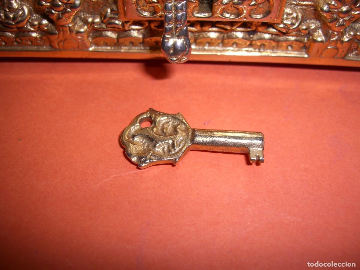 Antig&uuml;edades: COFRE JOYERO BRONCE. - Foto 10