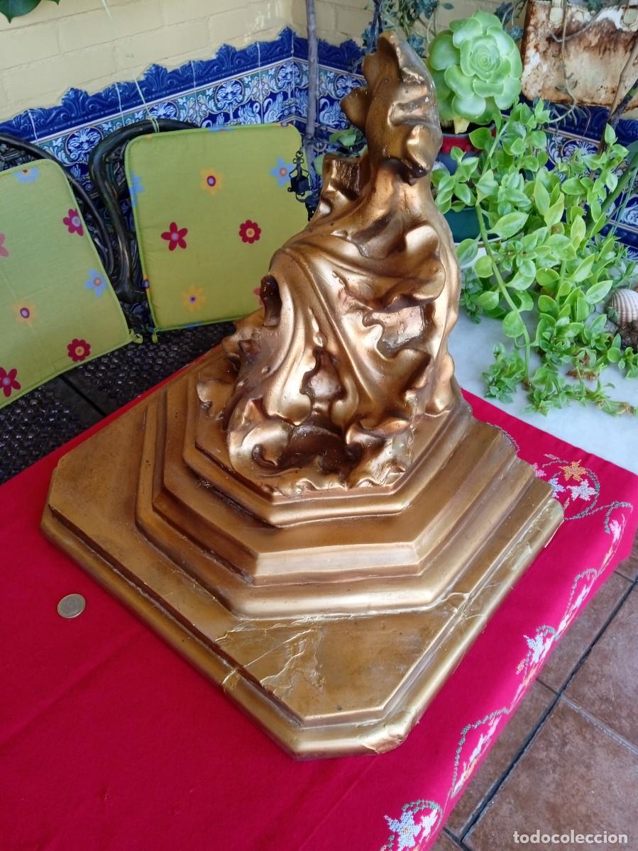 Antiguidades: M&eacute;nsula dorada de escayola para figura o escultura