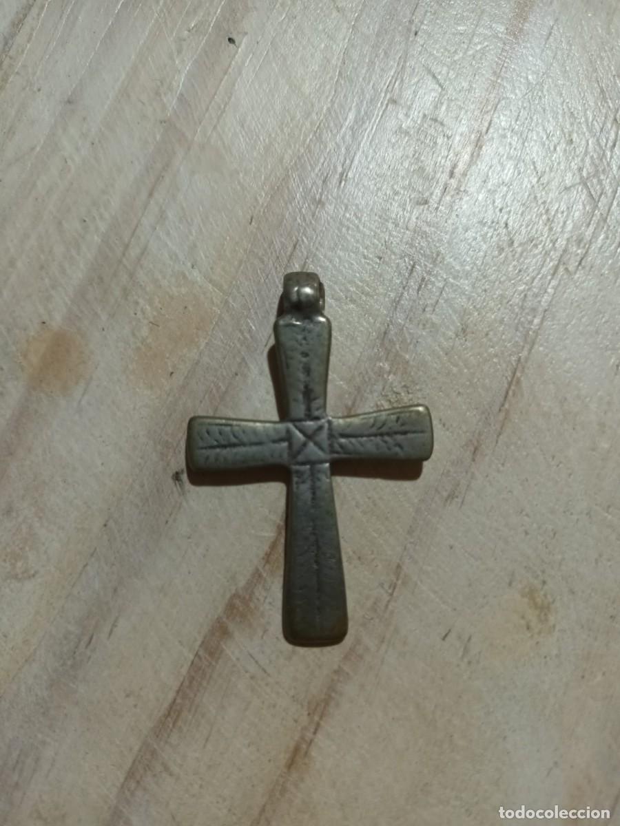 Antig&uuml;edades: Antigua cruz colgante de metal grabada &ndash; Finales s. XIX / Principios s. XX