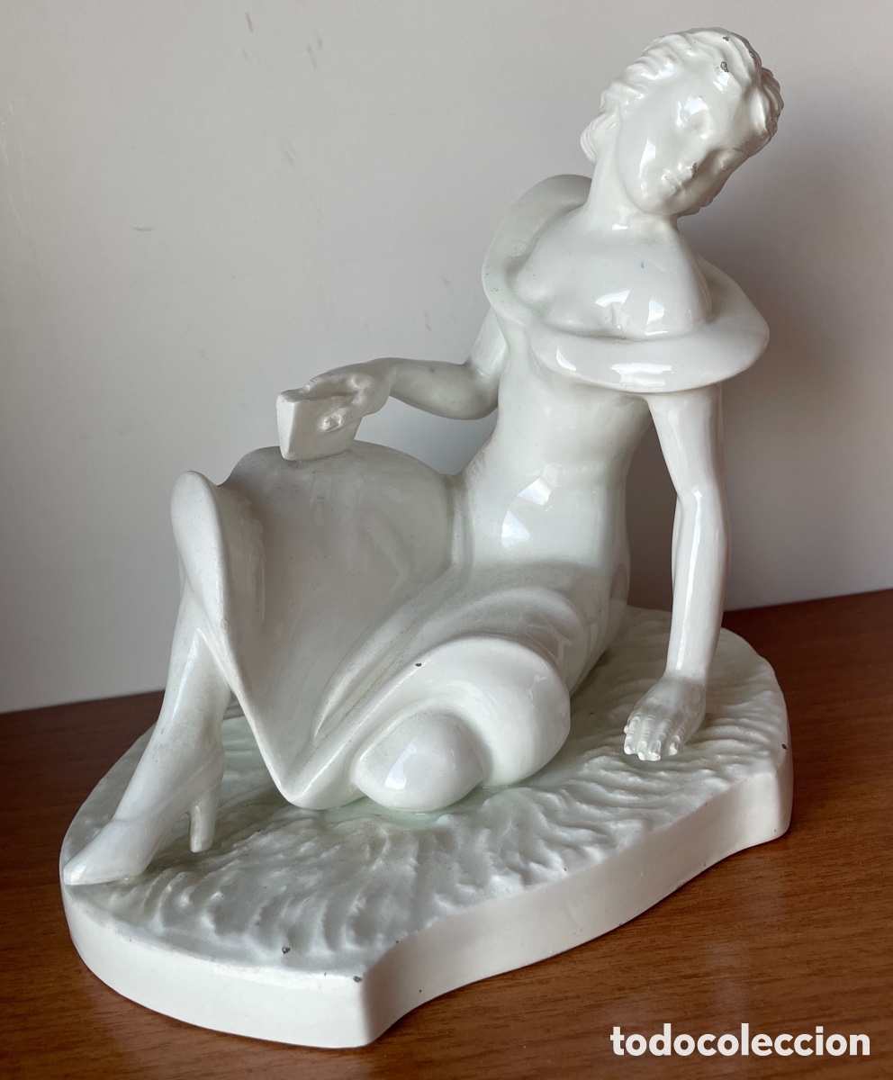 Antig&uuml;edades: Figura antigua de porcelana blanca de mujer leyendo