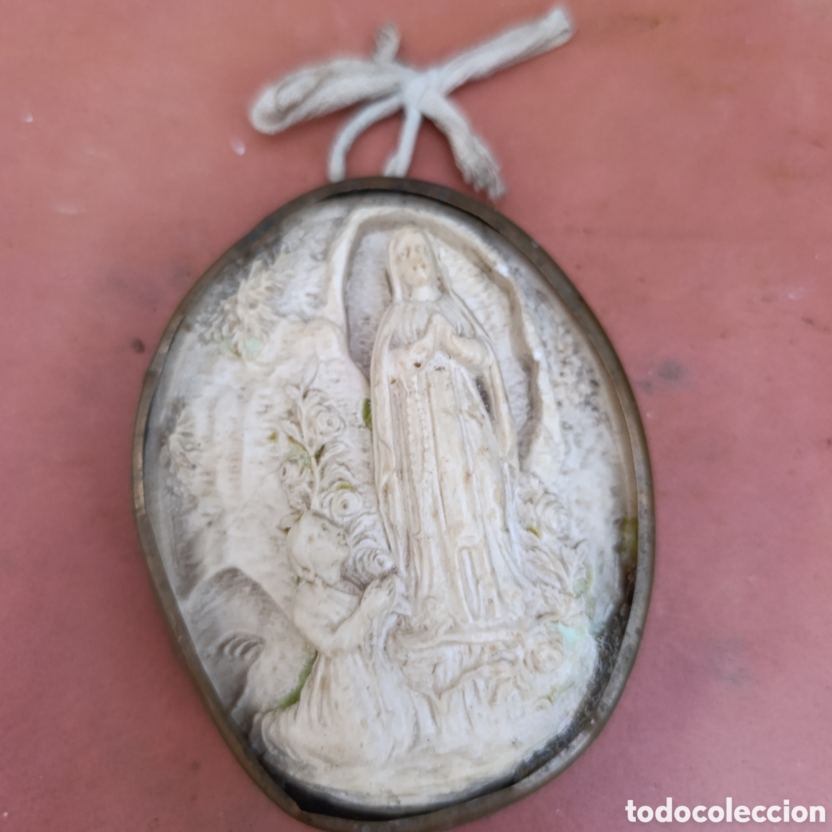 Antig&uuml;edades: Relicario ovalado antiguo de la &eacute;poca de Napole&oacute;n III,siglo XIX, Virgen de Lourdes,8.5 x 7 cm