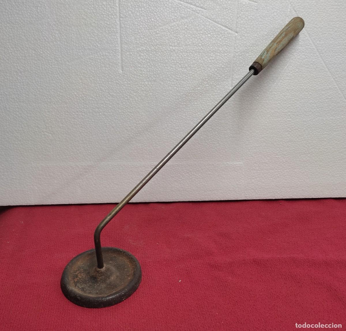 Antiques: antiguo quemador de azucar de hierro - 49cm largo por 8cm de diametro el disco