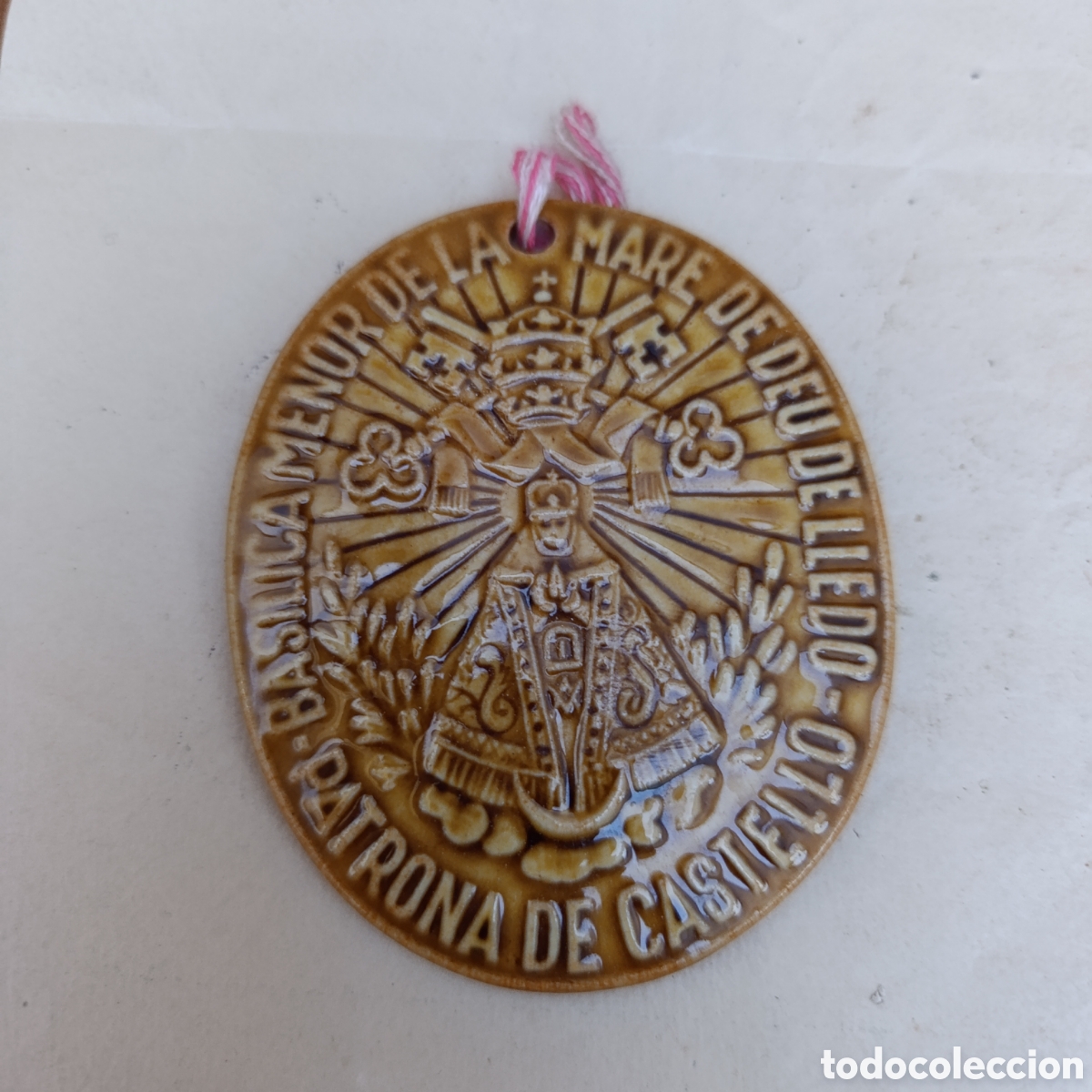 Antig&uuml;edades: Castellon,colgante conmemorativo de cer&aacute;mica de la Bas&iacute;lica Menor de la Mare de D&eacute;u de Lled&oacute;.
