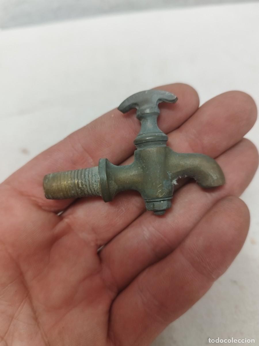 Antig&uuml;edades: Antiguo peque&ntilde;o grifo de bronce o lat&oacute;n del siglo XIX.