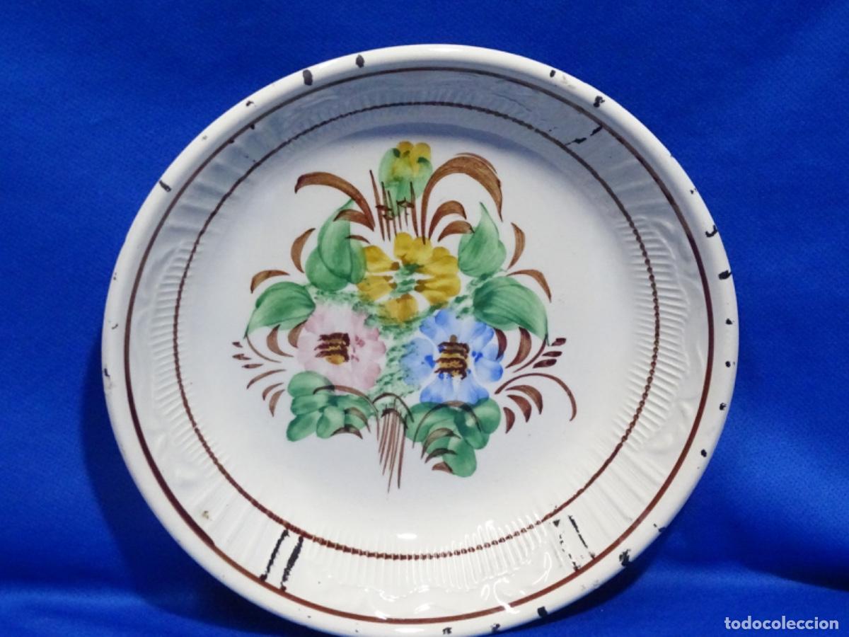 Antiguidades: ANTIGUO PLATO CER&Aacute;MICA PINTADO A MANO. FLORES. 25 CM.
