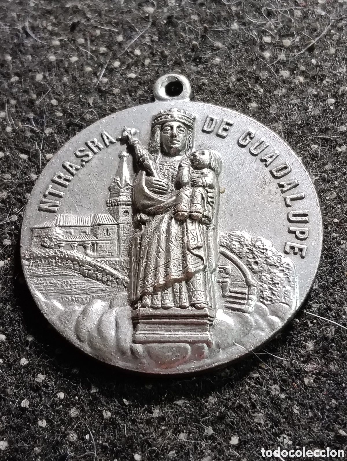 Antig&uuml;edades: Medalla plateada NUESTRA SE&Ntilde;ORA DE GUADALUPE buen estado, mide 4 cm de di&aacute;metro