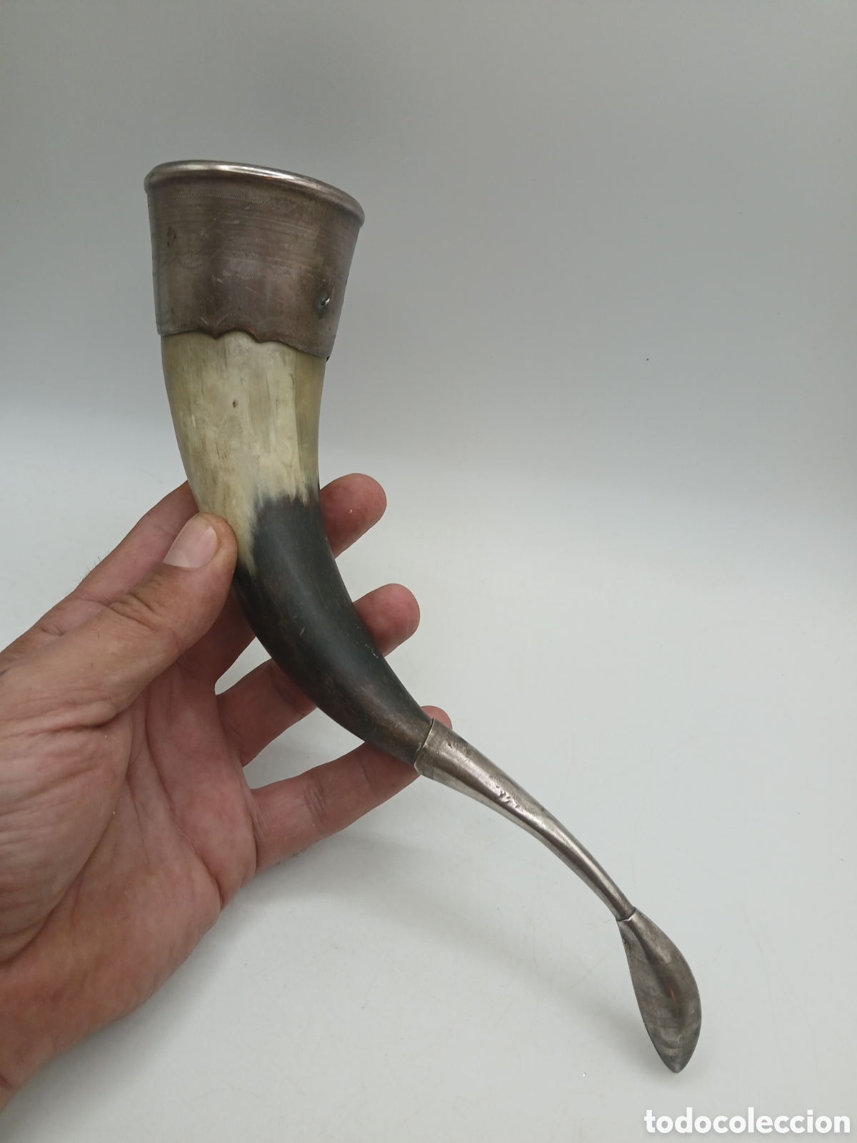 Antig&uuml;edades: Antiguo cuerno recipiente metal plateado repujado