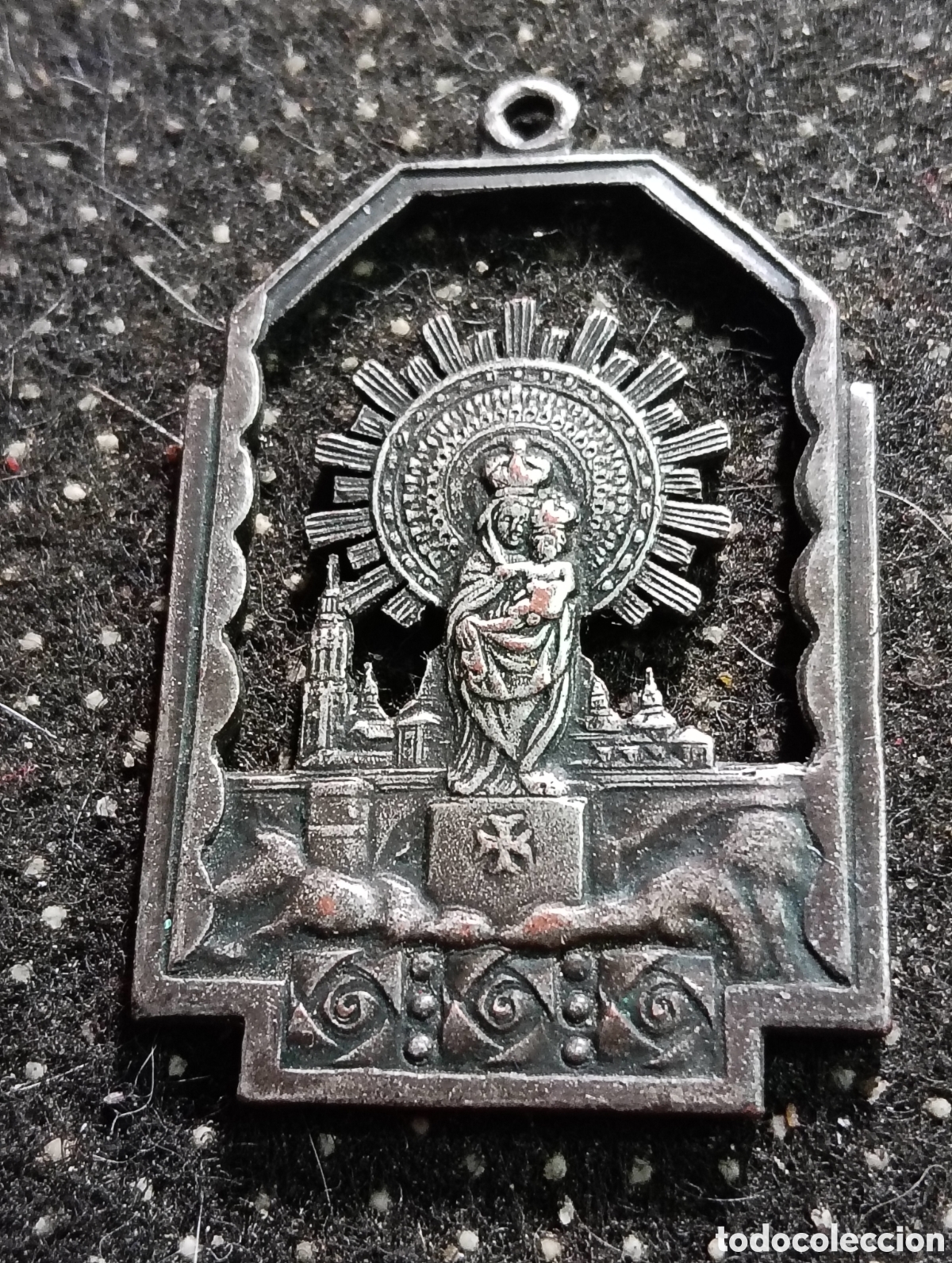 Antig&uuml;edades: Medalla grande calada, de la Virgen del Pilar, buen estado, mide 5,50 x 3 cm