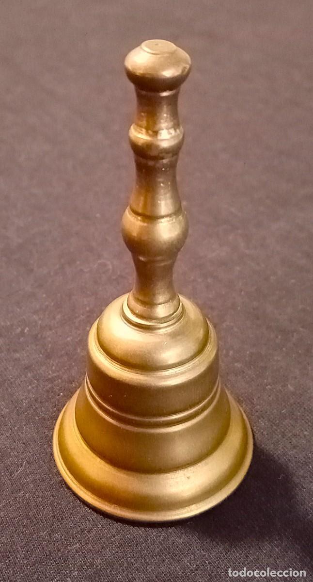 Antiquit&auml;ten: Antigua campanilla de bronce. 7,5 cm alto. En perfecto estado.