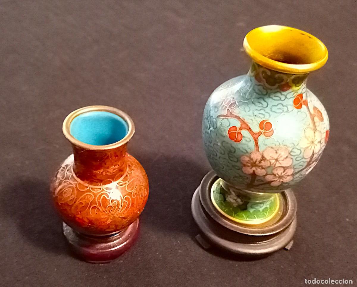 Oggetti Antichi: Dos jarrocitos chinos esmaltados cloison&eacute; con sus bases de madera.