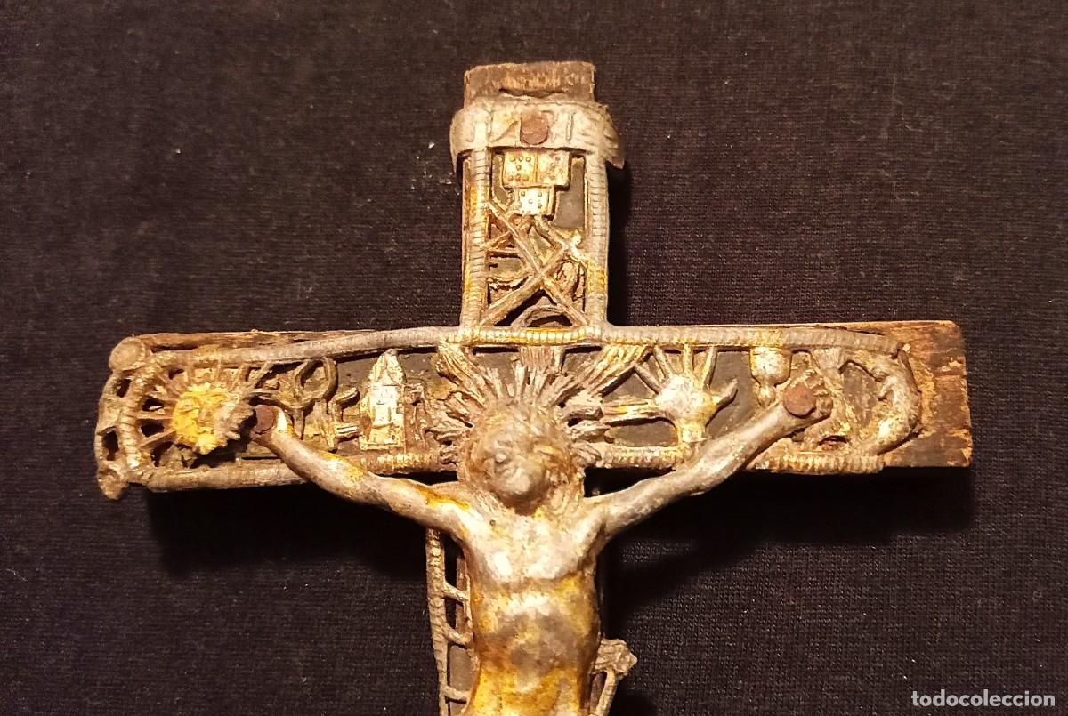 Antig&uuml;edades: Crucufijo con &rdquo;arma Christi&rdquo; o s&iacute;mbolos de pasi&oacute;n. Siglos XVIII-XIX.