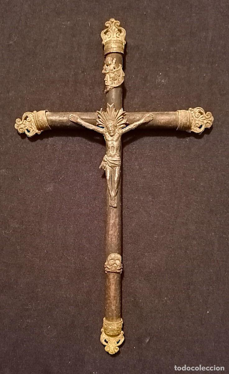Antig&uuml;edades: Antiguo crucifijo del s. XIX. Madera y metal.