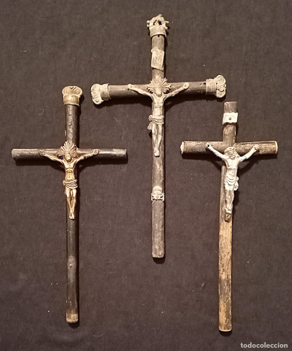 Antig&uuml;edades: Lote de 3 antiguos crucifijos del s. XIX.