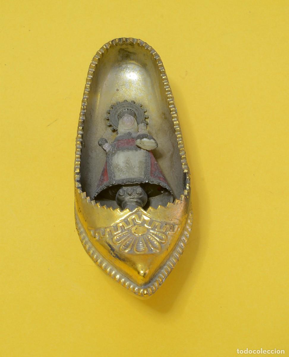 Antig&uuml;edades: FIGURITA de la Virgen de Covadonga en miniatura dentro de una madre&ntilde;a dorada