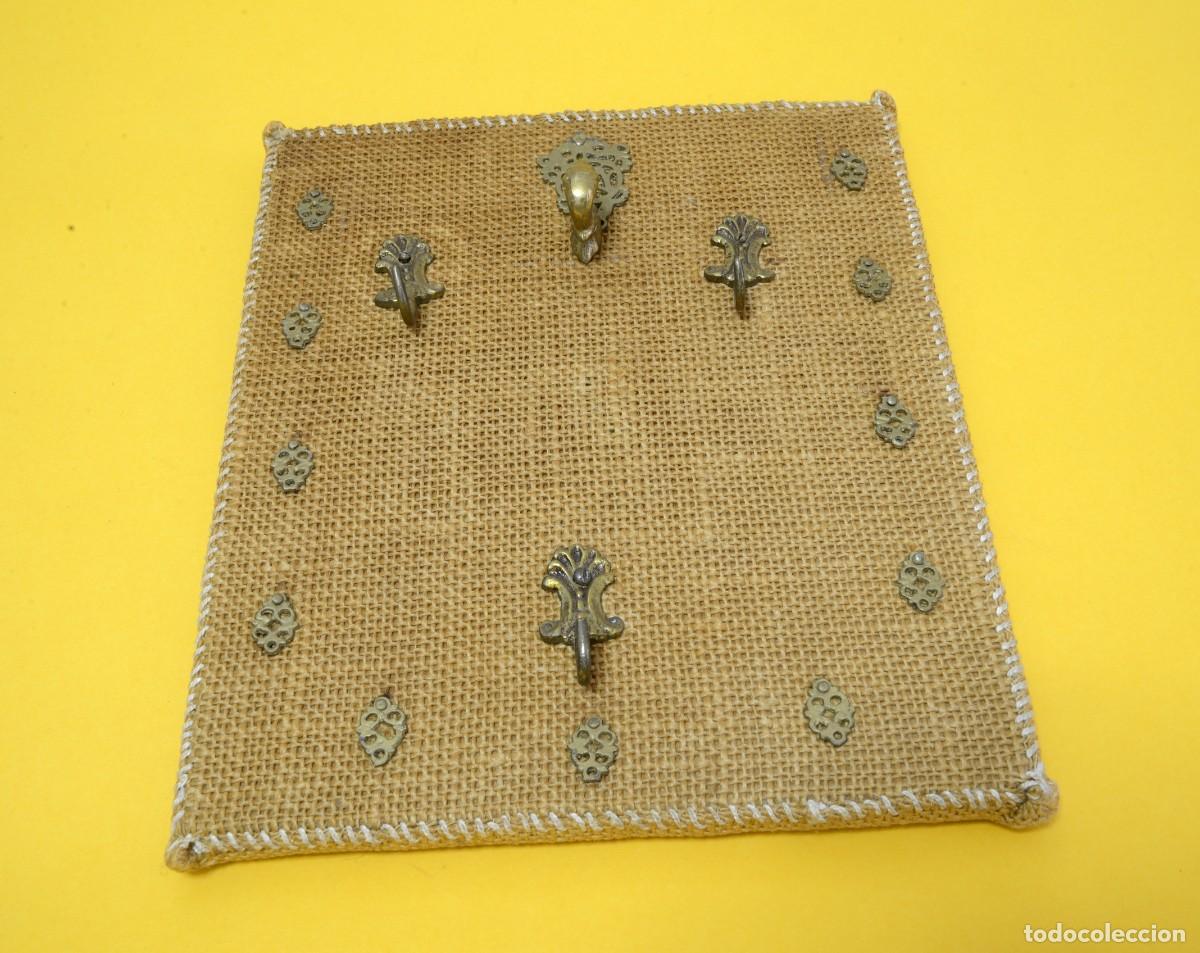Antig&uuml;edades: CUELGALLAVES ARTESANO VINTAGE, GANCHOS DE LAT&Oacute;N