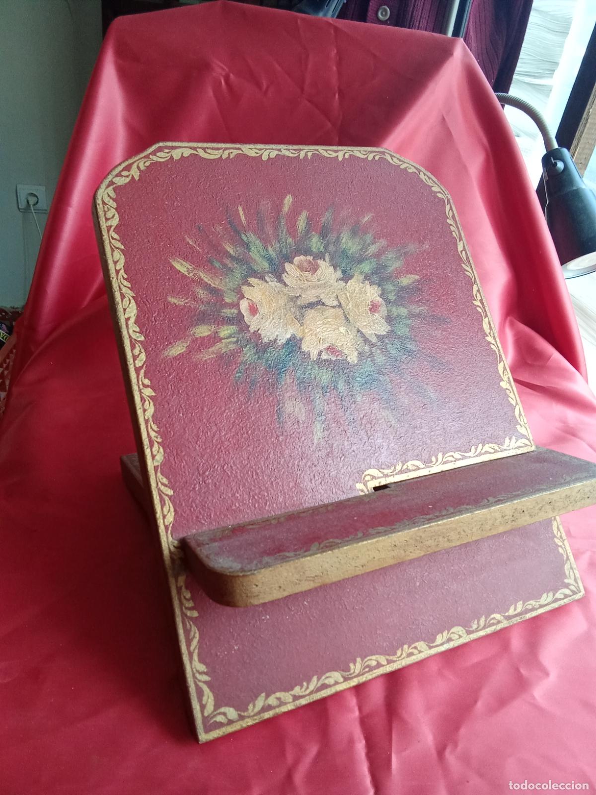 Antig&uuml;edades: Bonito atril pintado a mano. Caja 4