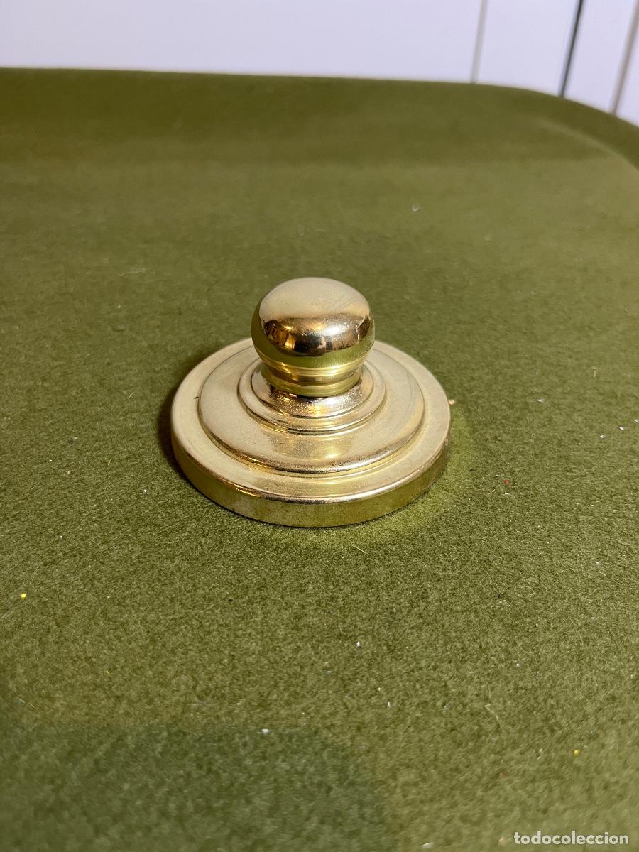 Antig&uuml;edades: Tapa antigua de lat&oacute;n dorado para tarro, bombonera o bote de cristal &ndash; Pomo esf&eacute;rico vintage