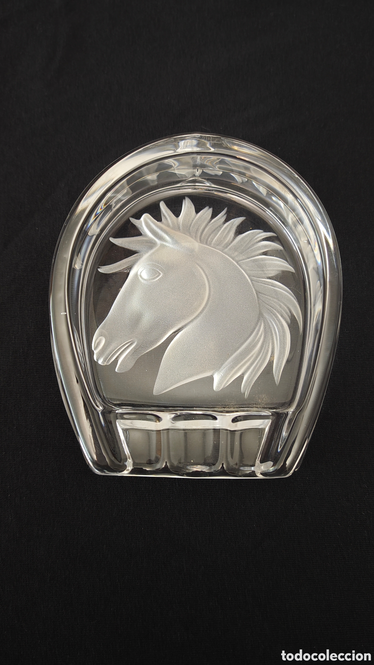 Antig&uuml;edades: Cenicero de cristal S&egrave;vres Francia - Forma de herradura con relieve de cabeza de caballo