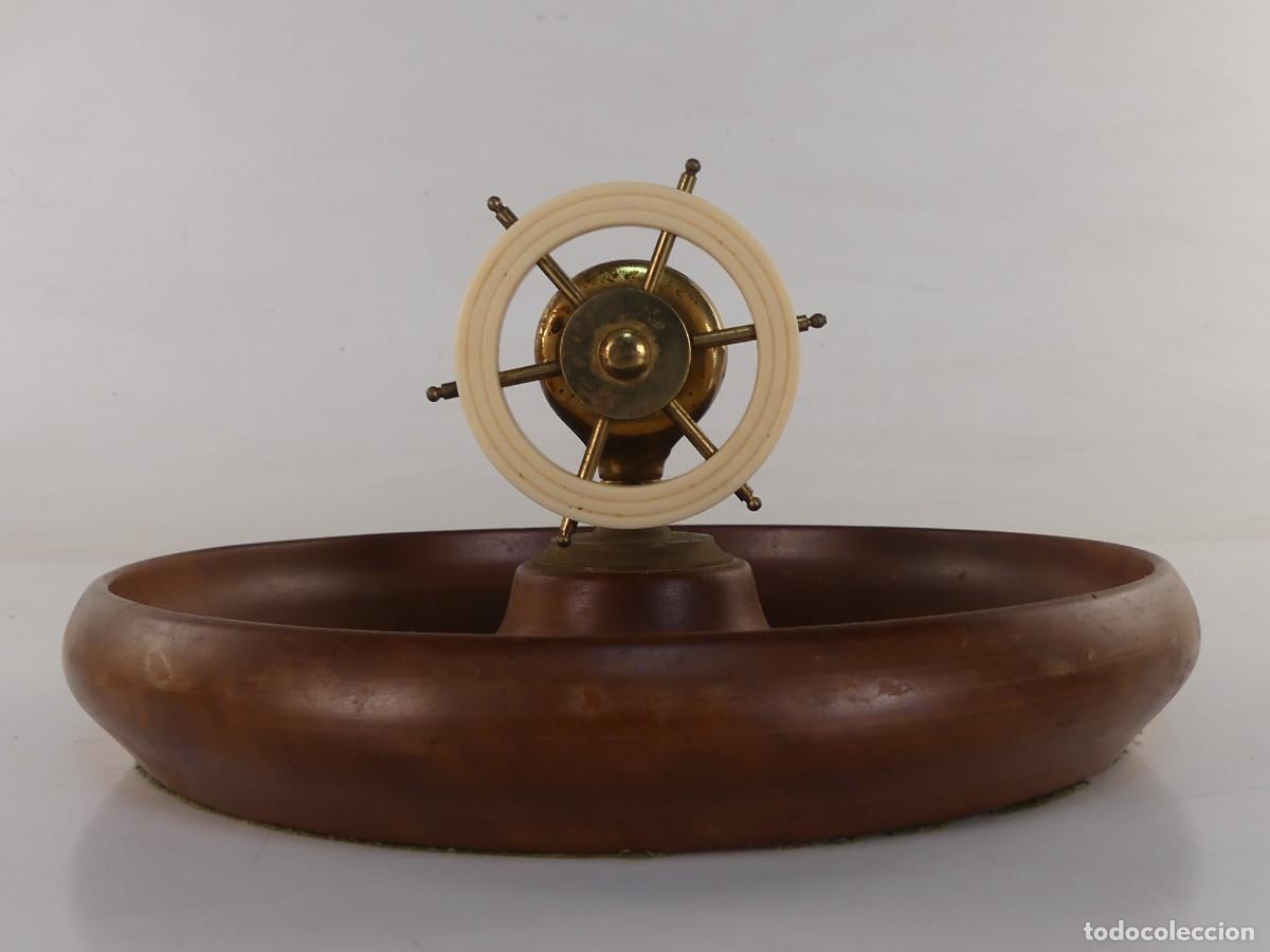 Antiques: CASCANUECES CASCAPI&Ntilde;ONES DE MADERA Y RUEDA FORMA DE TIMON