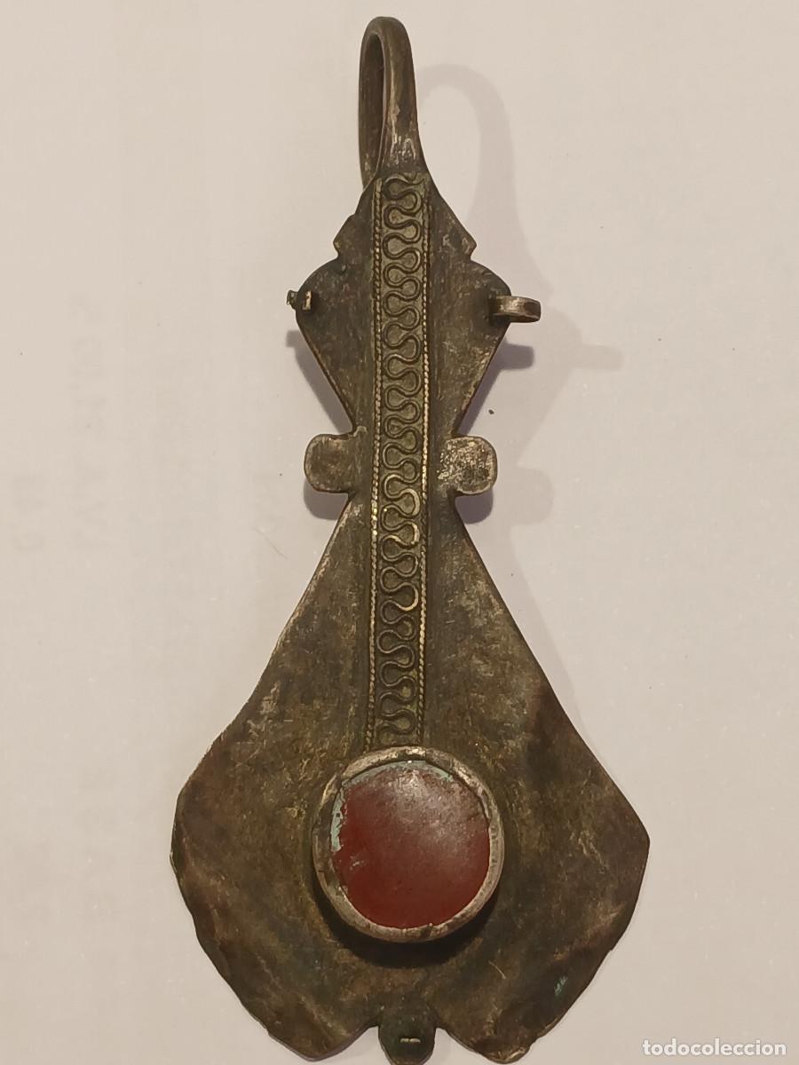 Antig&uuml;edades: PENDIENTE ROMANO CON PIEDRA CORNALINA. SERPIENTES. PLATA SIGLO II-IV DC.