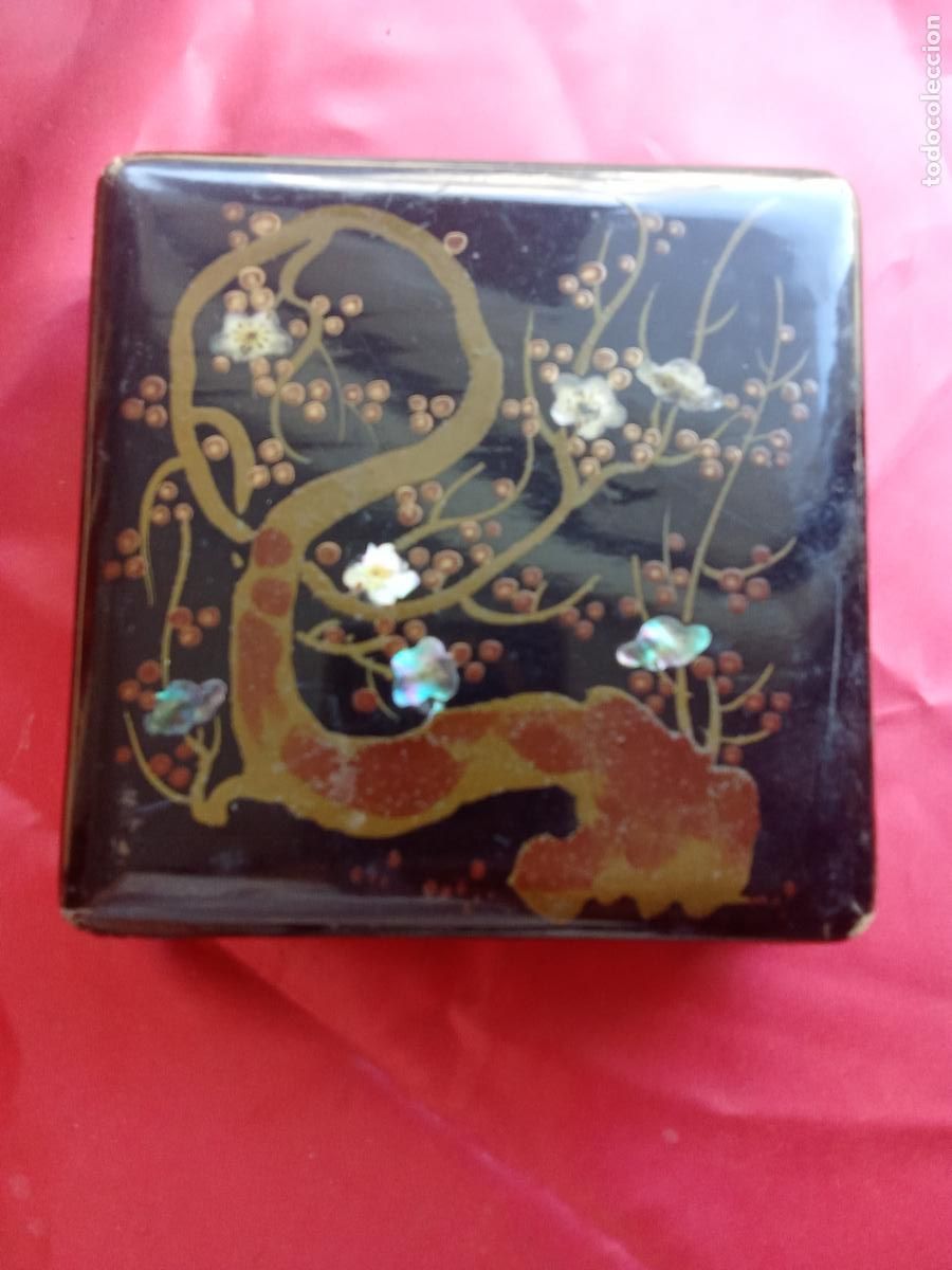 Antig&uuml;edades: Caja japonesa negra, para reparar. Caja 5