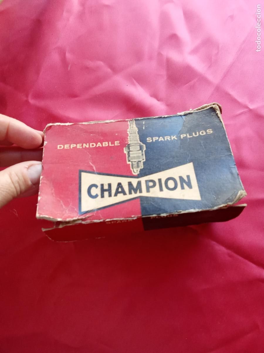 Antig&uuml;edades: Caja de bugias Champion, sin estrenar Vitrina 12