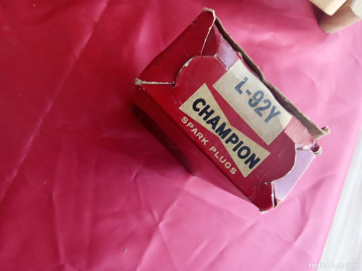 Antig&uuml;edades: Caja de bugias Champion, sin estrenar Vitrina 12