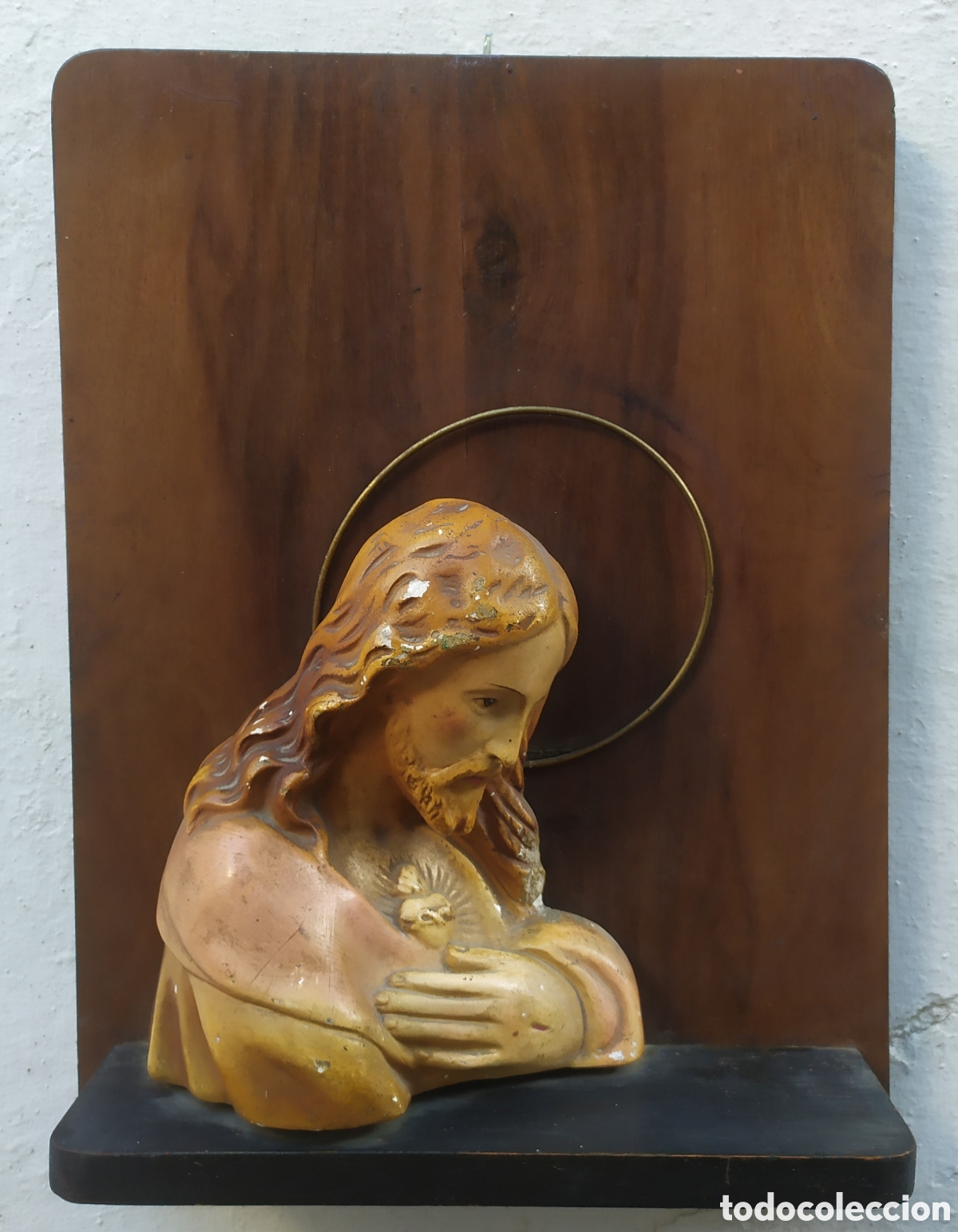 Antig&uuml;edades: Antiguo Sagrado Coraz&oacute;n en relieve de pasta cer&aacute;mica o yeso policromado sobre base de madera