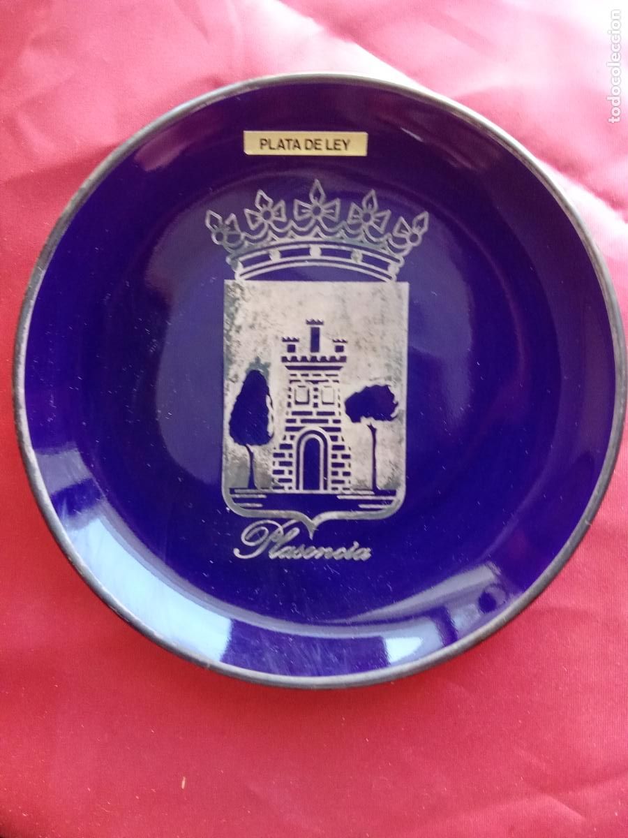 Antig&uuml;edades: Plato porcelana azul cobalto grabado plata Plasencia. Vitrina 1