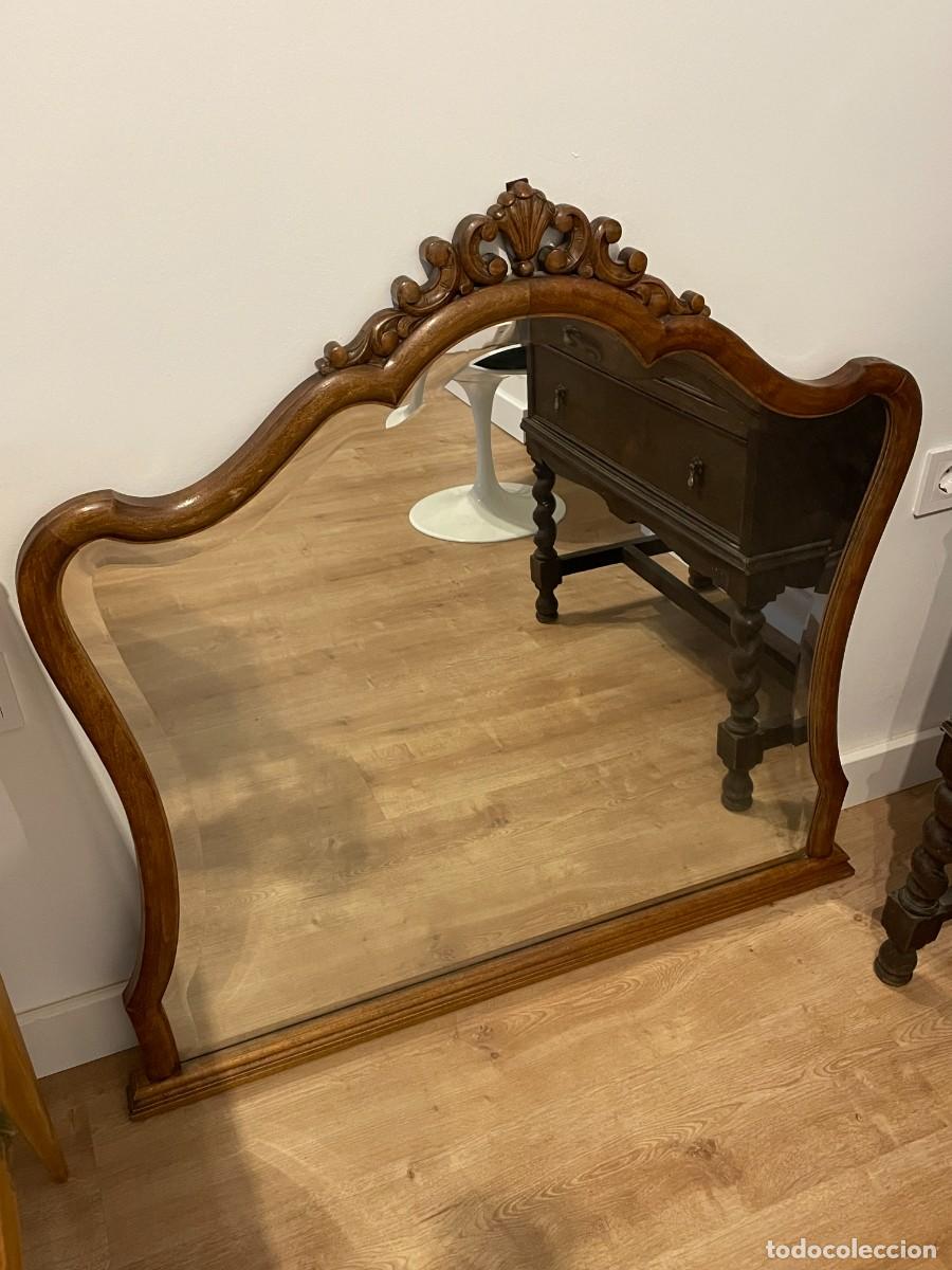 Antig&uuml;edades: Gran espejo de c&oacute;moda / tocador estilo Isabelino. Madera de nogal tallada. Siglo XX.