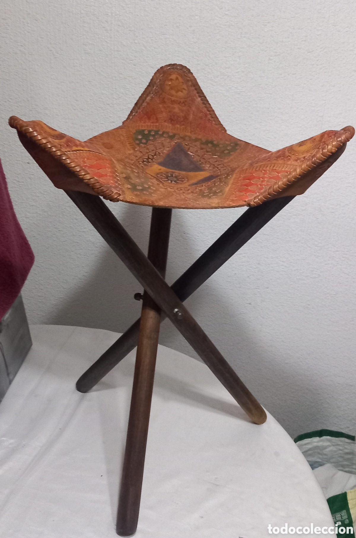 Antig&uuml;edades: TABURETE PLEGABLE,ASIENTO DE CUERO REPUJADO