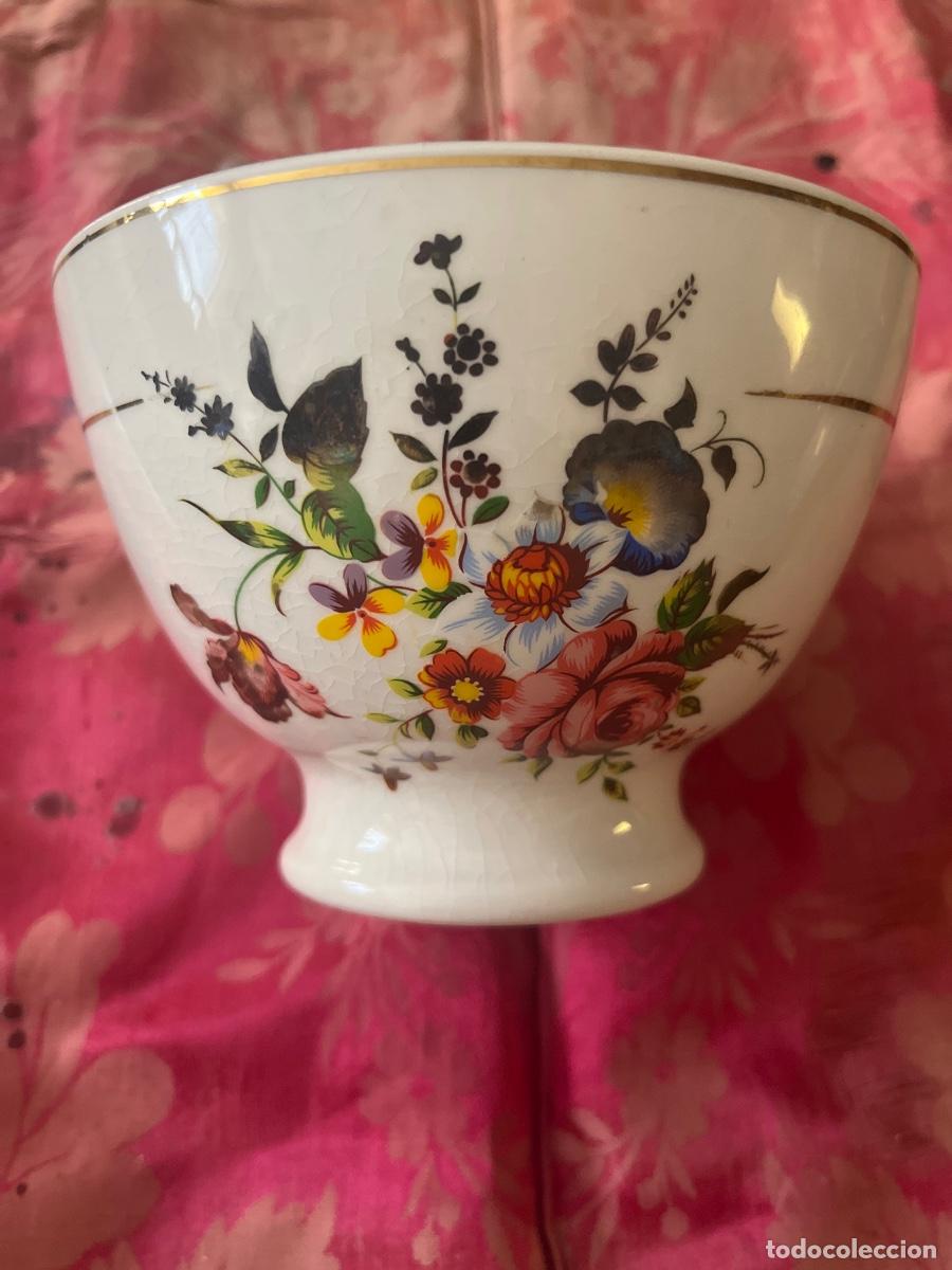 Antig&uuml;edades: Antiguo cuenco realizado en loza fina. Motivos florales. Base Sellada &ldquo;Torre del oro Pickman S.A.56&rdquo;