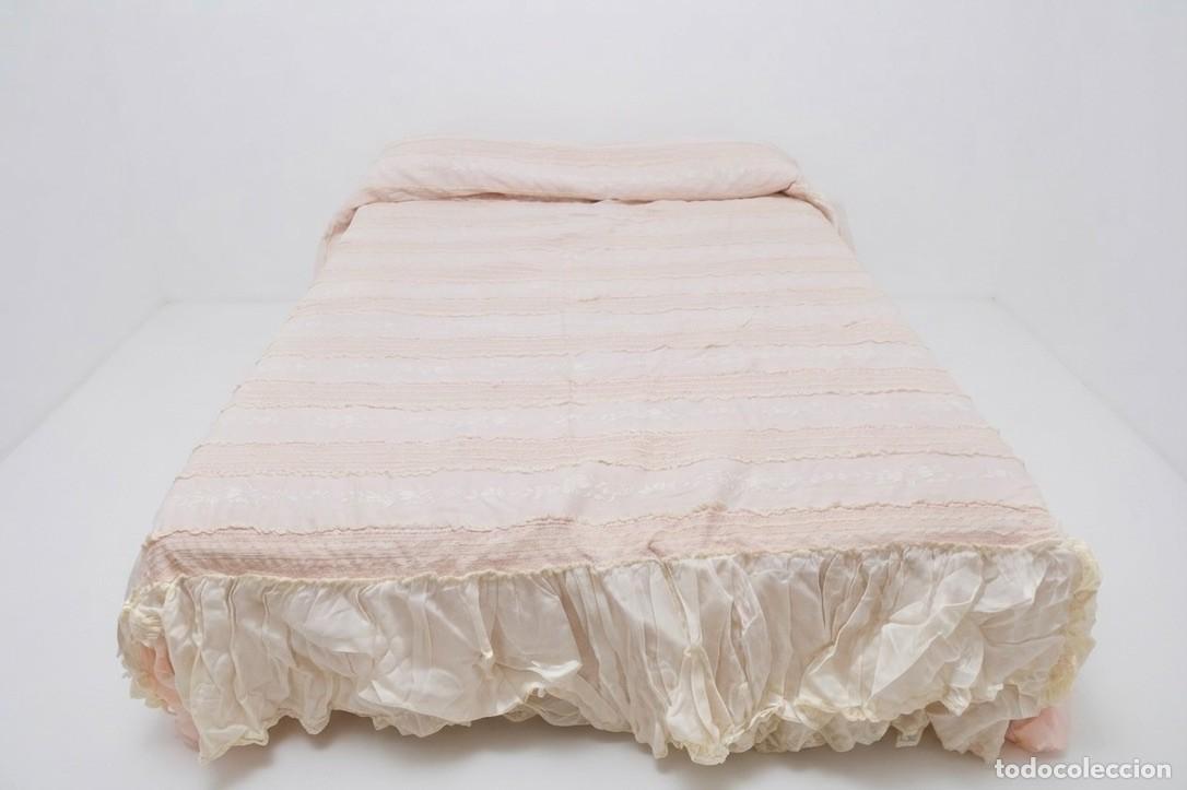 Antig&uuml;edades: CONJUNTO DE COLCHA VINTAGE ROSA CON BORDADOS, ENCAJES Y VOLANTES-145 x 190 cm