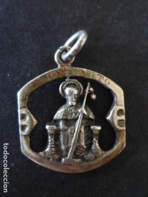 Antiguidades: SANTIAGO PEREGRINO ANTIGUA MEDALLA EN PLATA 2 X 1,5 CM