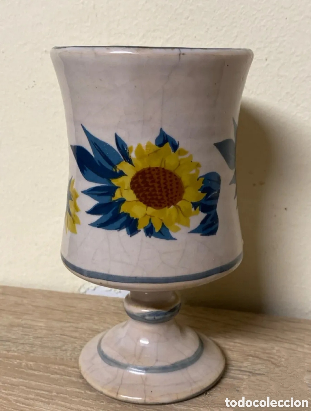 Antig&uuml;edades: Copa tipo c&aacute;liz cer&aacute;mica Manises o Talavera motivo girasoles 13,3 cm
