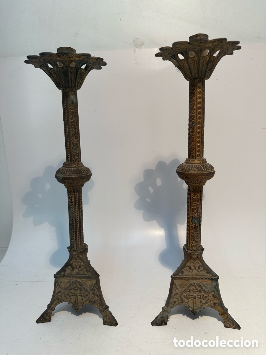 Antig&uuml;edades: ANTIGUA PAREJA DE CANDELABROS DE ALTAR DE BRONCE, ESTILO NEOGOTICO. SIGLO XIX.