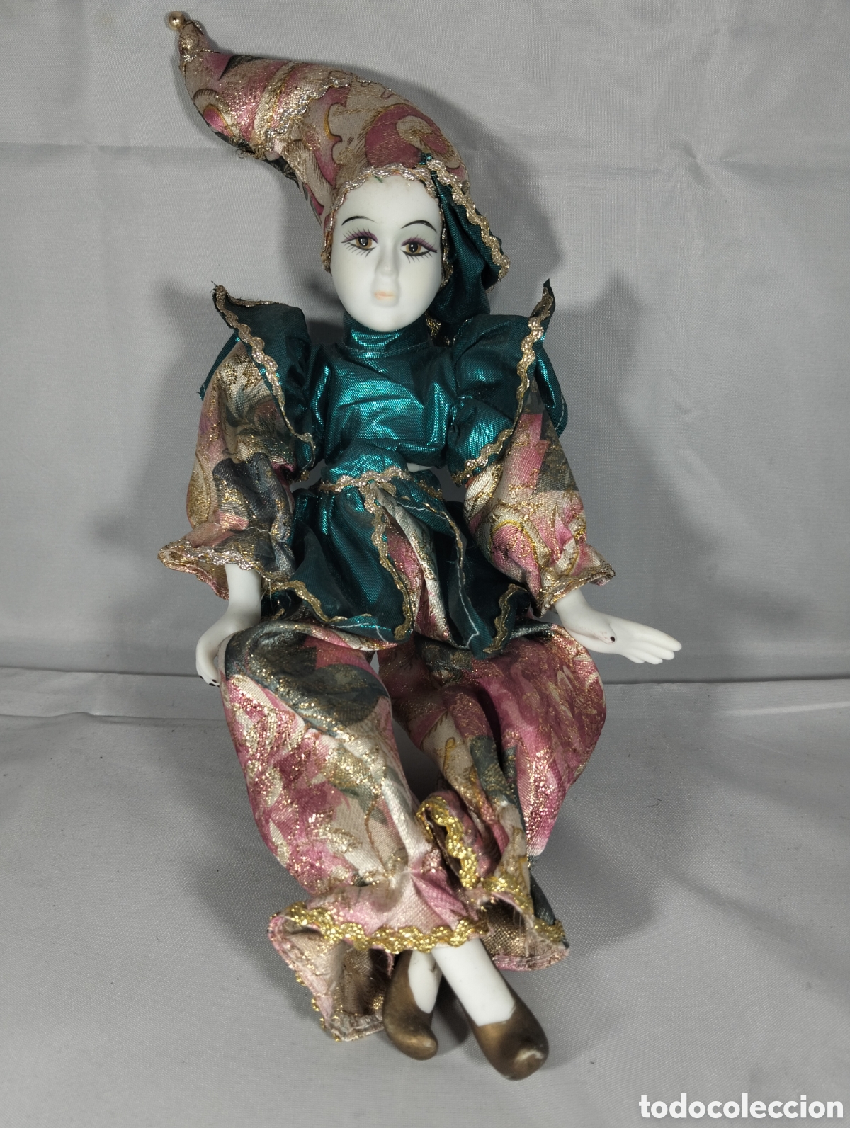 Antig&uuml;edades: mu&ntilde;eca de porcelana de estilo buf&oacute;n o arlequ&iacute;n veneciano.