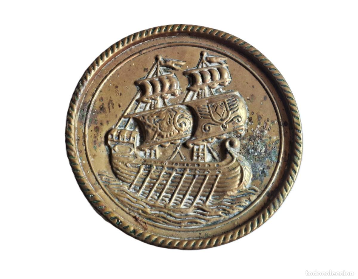 Antig&uuml;edades: PLATO DECORATIVO VINTAGE DE LAT&Oacute;N &rdquo;BUQUE VIKINGO&rdquo; (DRAKKAR), INGLATERRA 19 CM DIAMETRO