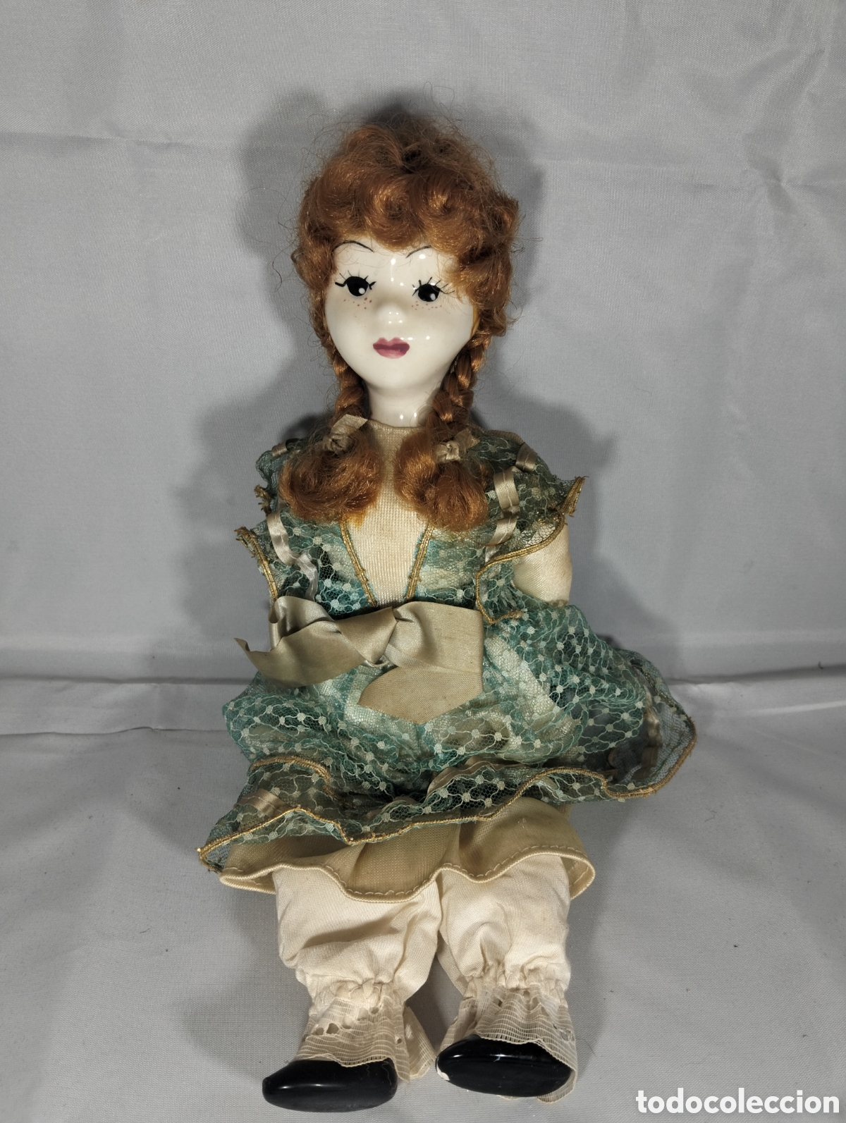 Antig&uuml;edades: mu&ntilde;eca de porcelana vintage presenta un estilo victoriano .