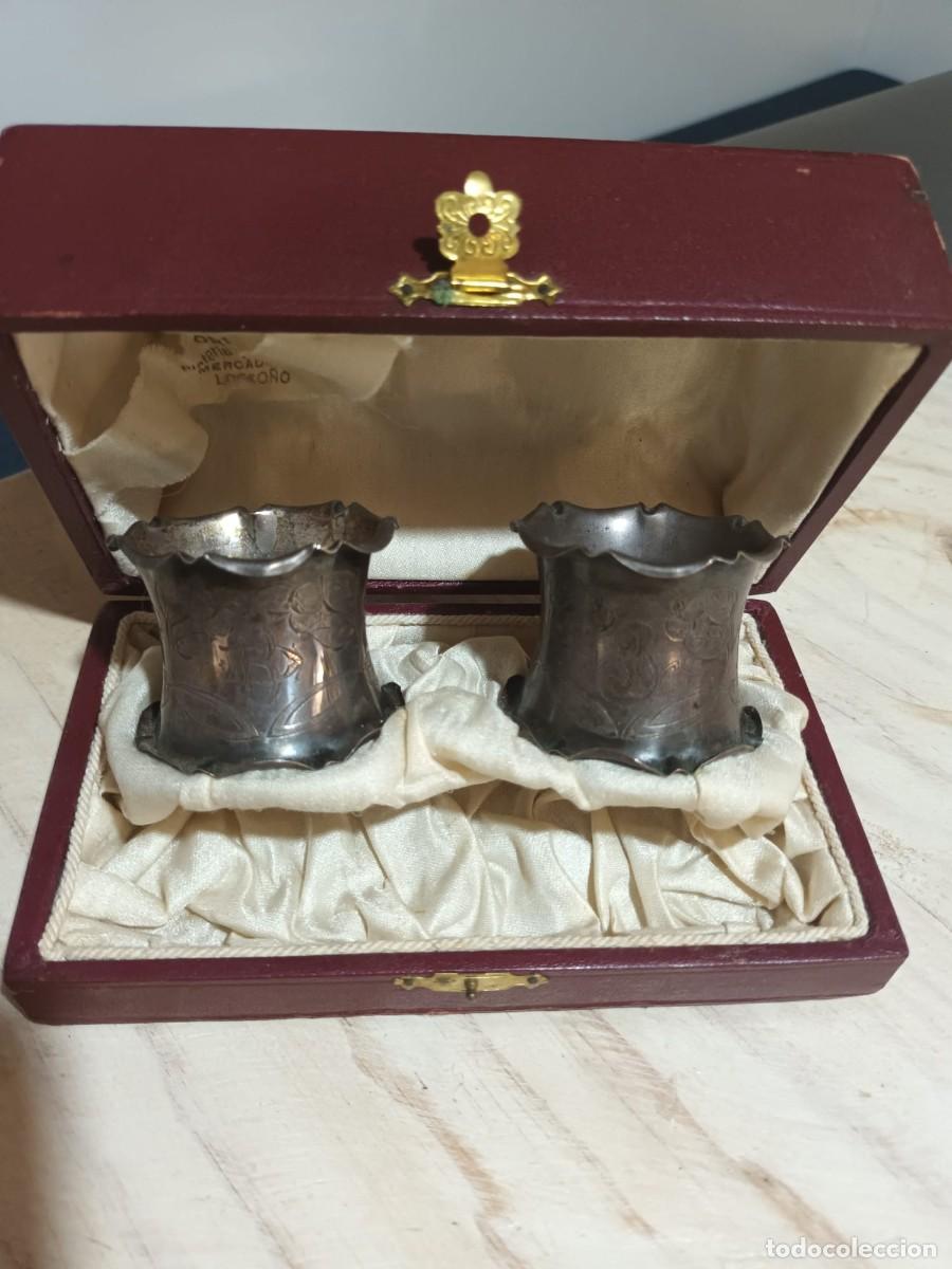 Antig&uuml;edades: Servilleteros modernistas de plata 800 con estuche original. Principios s. XX