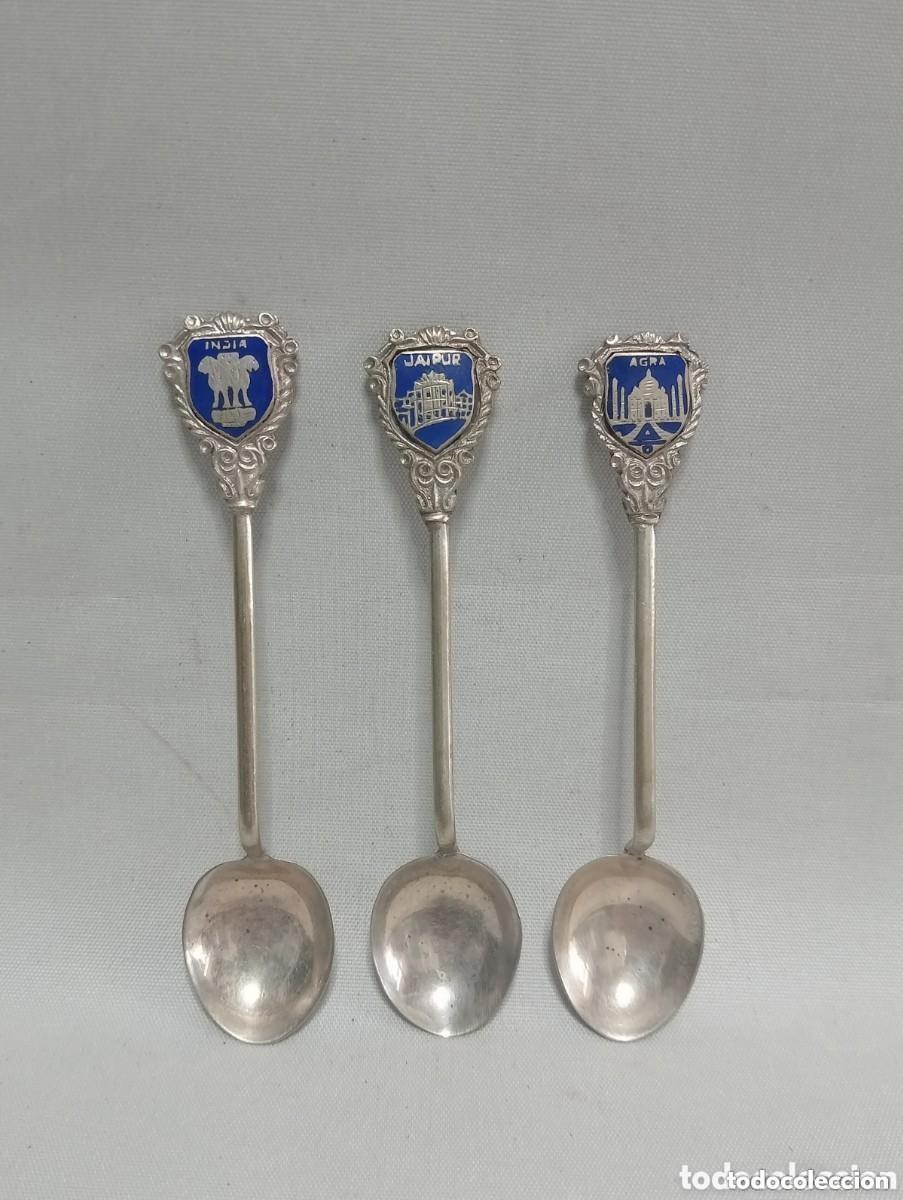 Antiquit&auml;ten: CONJUNTO DE TRES ANTIGUAS CUCHARILLAS EN PLATA. ESCUDOS ESMALTADOS. AGRA, INDIA, JAIPUR. STERLING