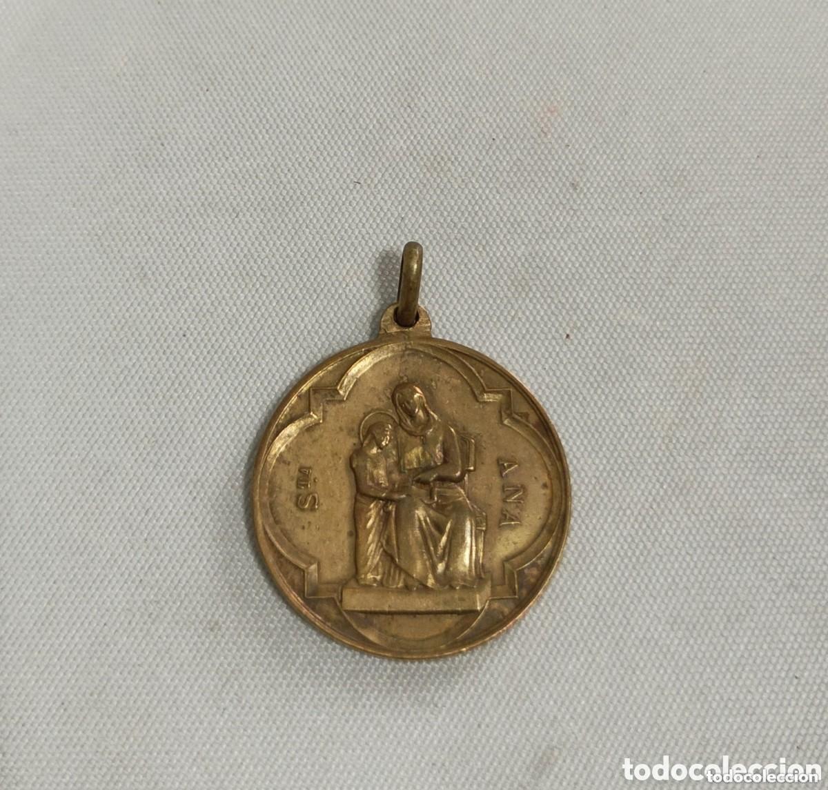 Antig&uuml;edades: Antigua medalla religiosa de Santa Ana. 30 x 25 mm