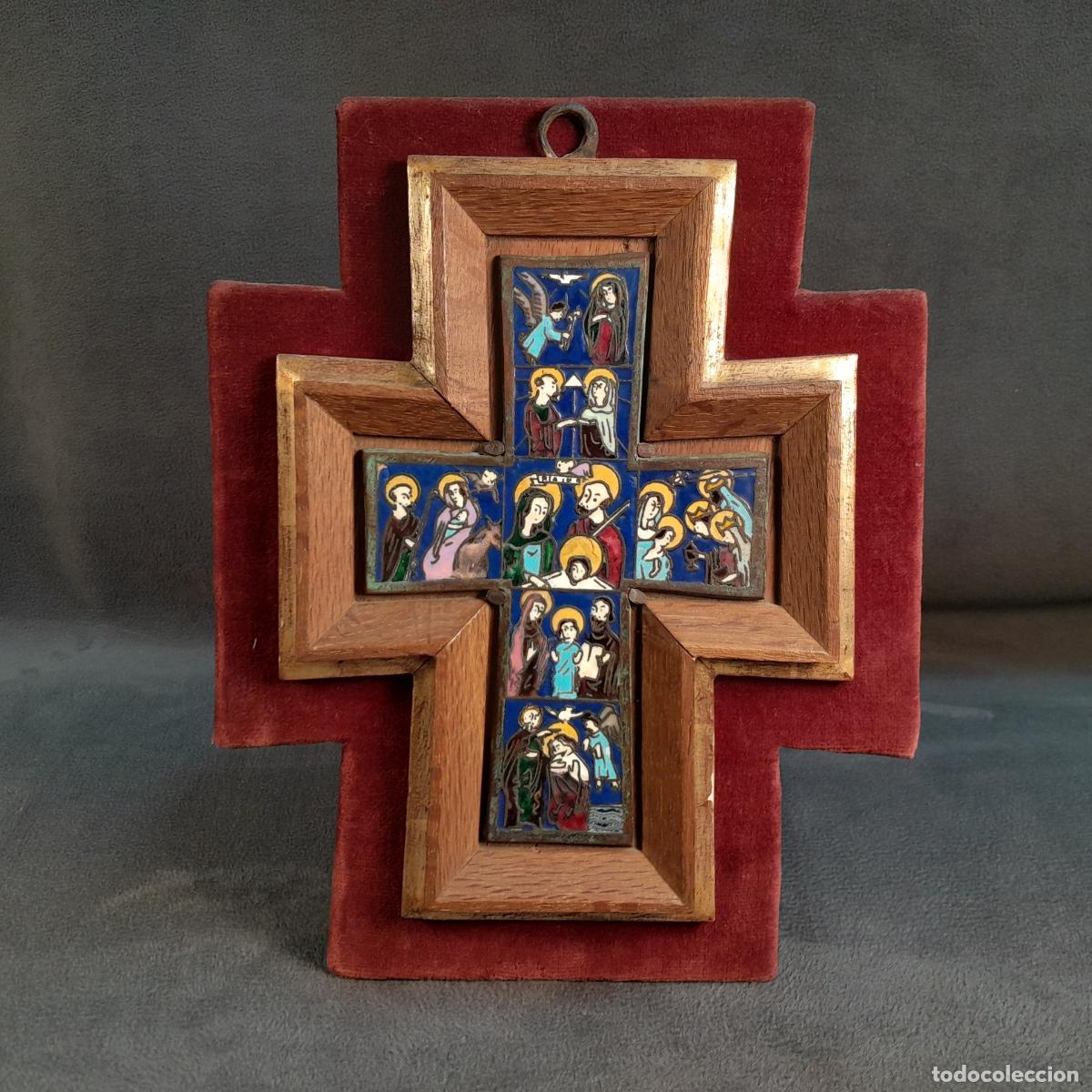 Antiguidades: CRUZ DE MADERA CON PLACAS DE METAL CON ESMALTE CLOISONN&Eacute; . SIGLO XX