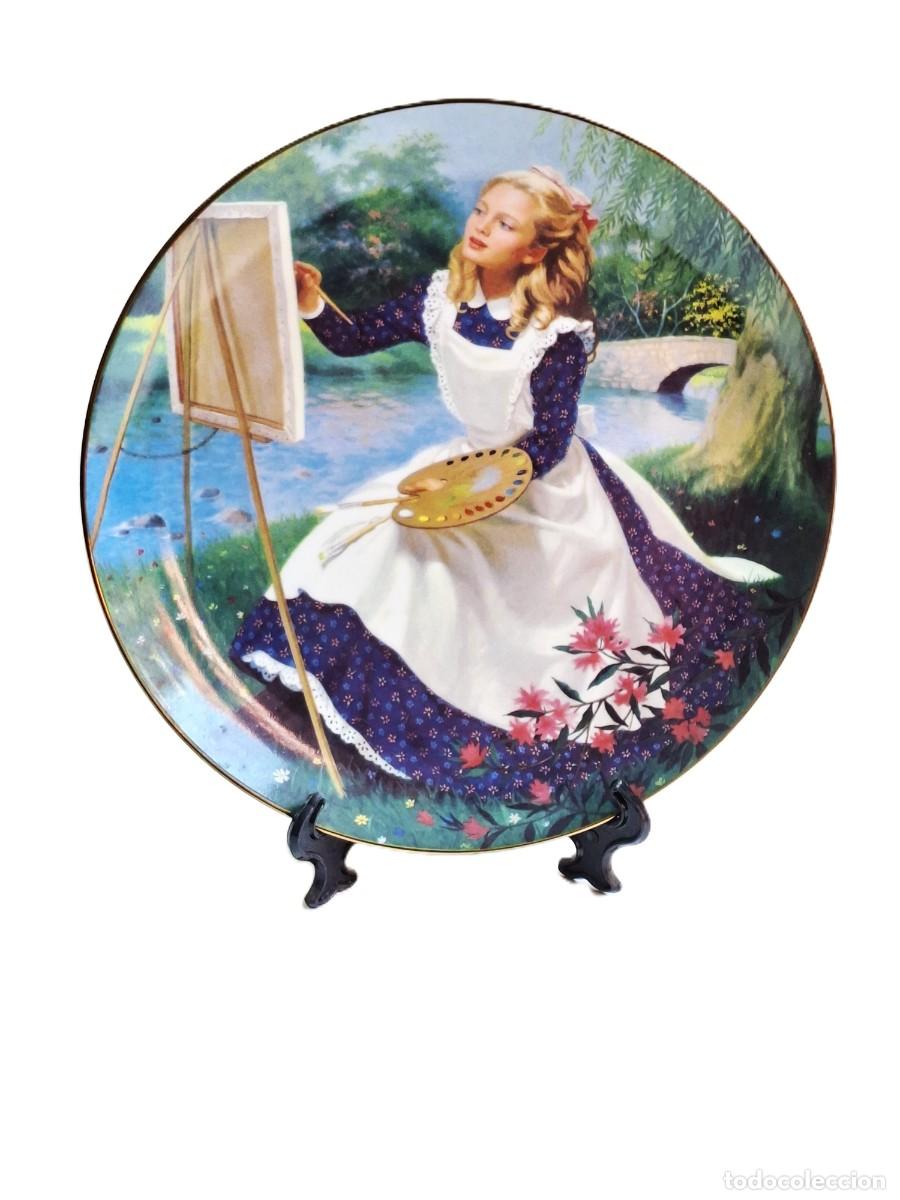 Antiguidades: PLATO DECORATIVO DE PORCELANA &rdquo;AMY&rdquo; DANBURY MINT, COLECCION LITTLE WOMEN DIAMETRO 21 CM.