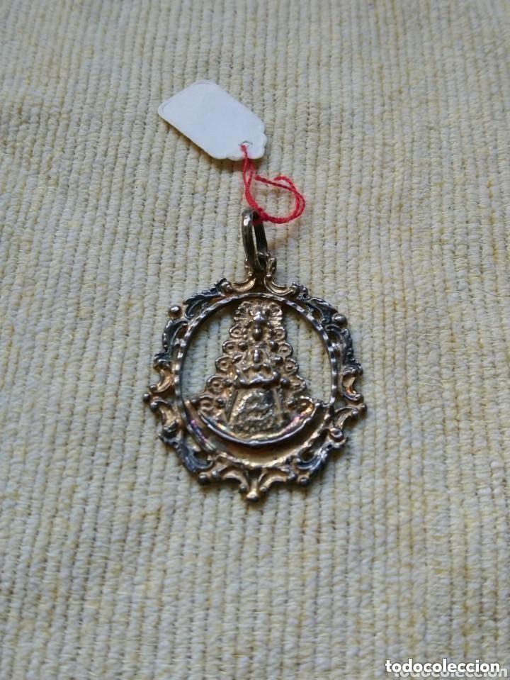 Antiguidades: Antigua medalla en plata dorada Nuestra Se&ntilde;ora del Rocio. 4 x 3,5 cm. 8 gr.
