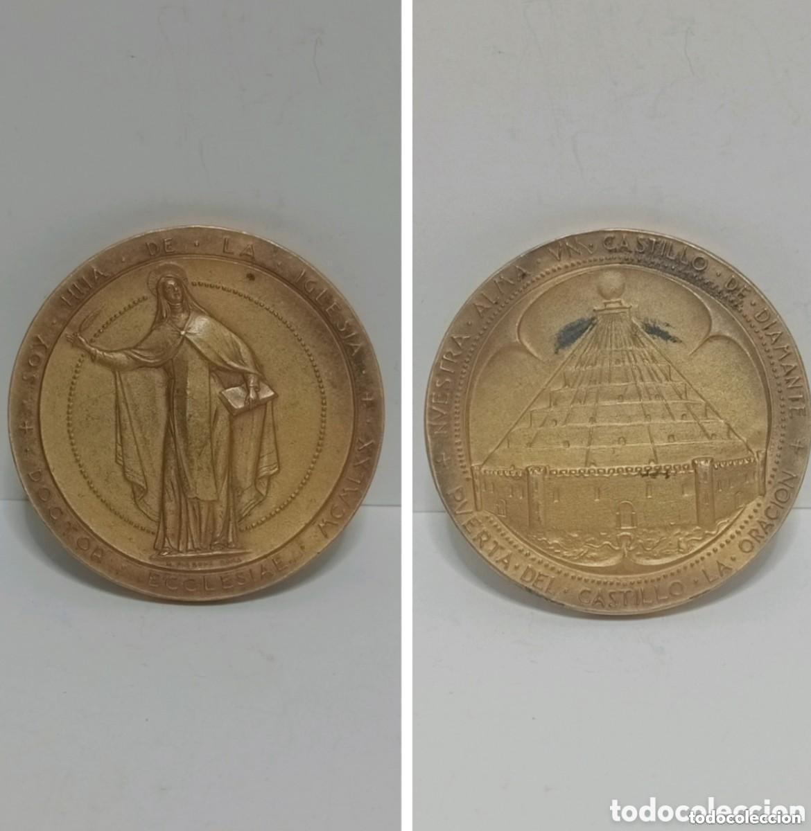 Antig&uuml;edades: ANTIGUA MEDALLA DORADA. SOY HIJA DE LA IGLESIA - 1970 - DOCTOR ECCLESIAE - PUERTA DEL CASTILLO...