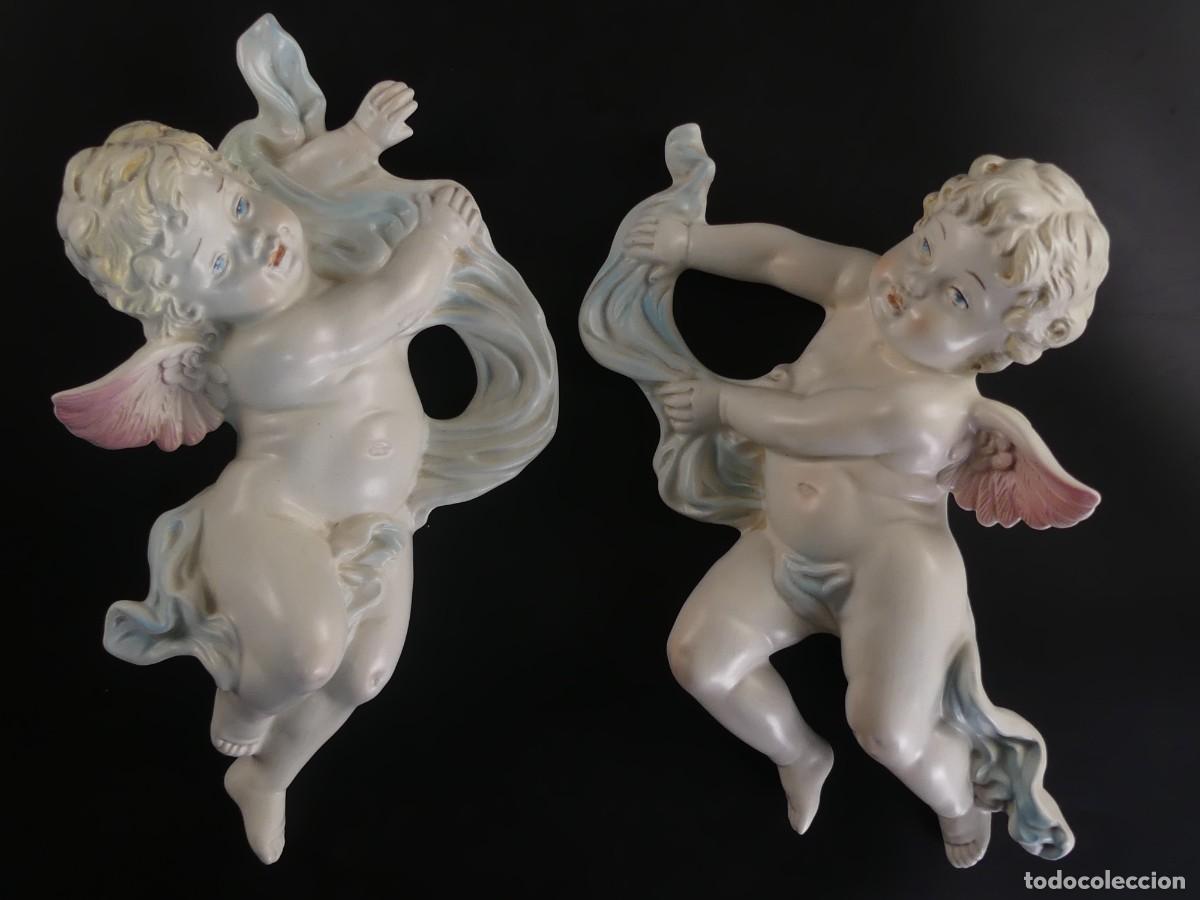Oggetti Antichi: PAREJA DE FIGURAS DE ANGELES ANGELITOS DE PORCELANA PARA COLGAR