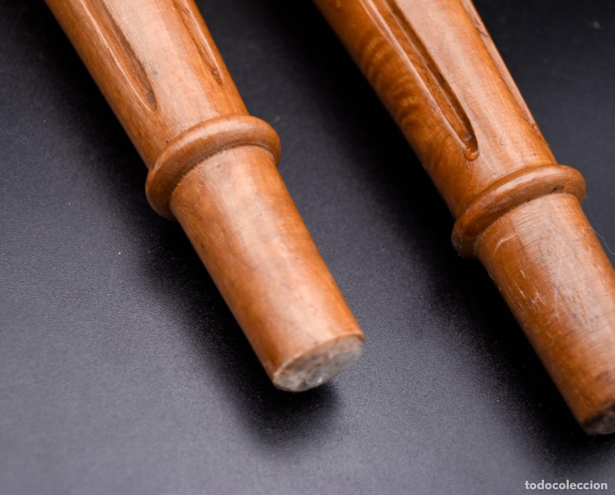 Antig&uuml;edades: Patas de madera con adornos de volutas - Foto 3
