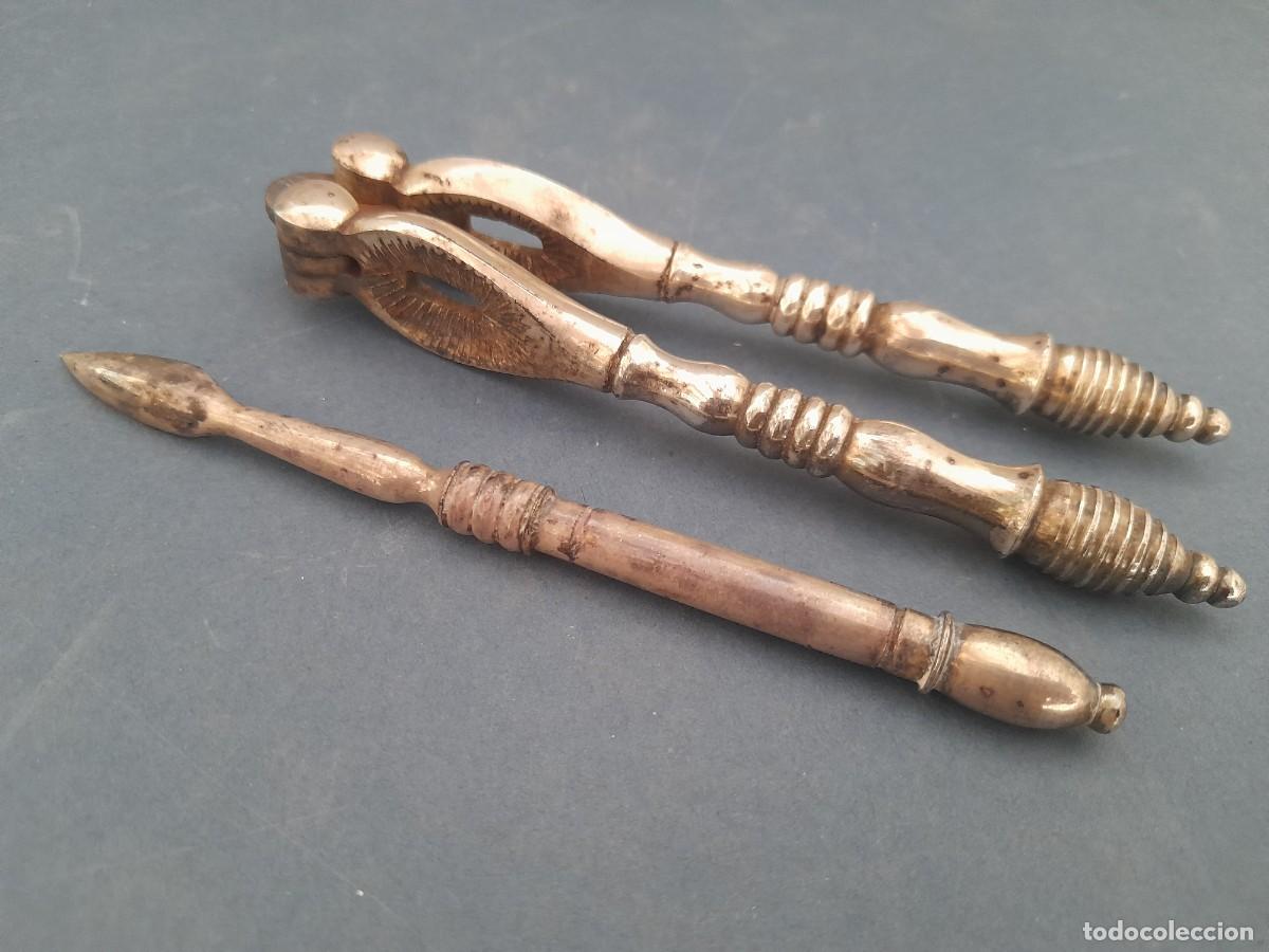 Antig&uuml;edades: cascanueces antiguo de hierro plateado o niquelado con util para vaciar la nuez 12cm aprox